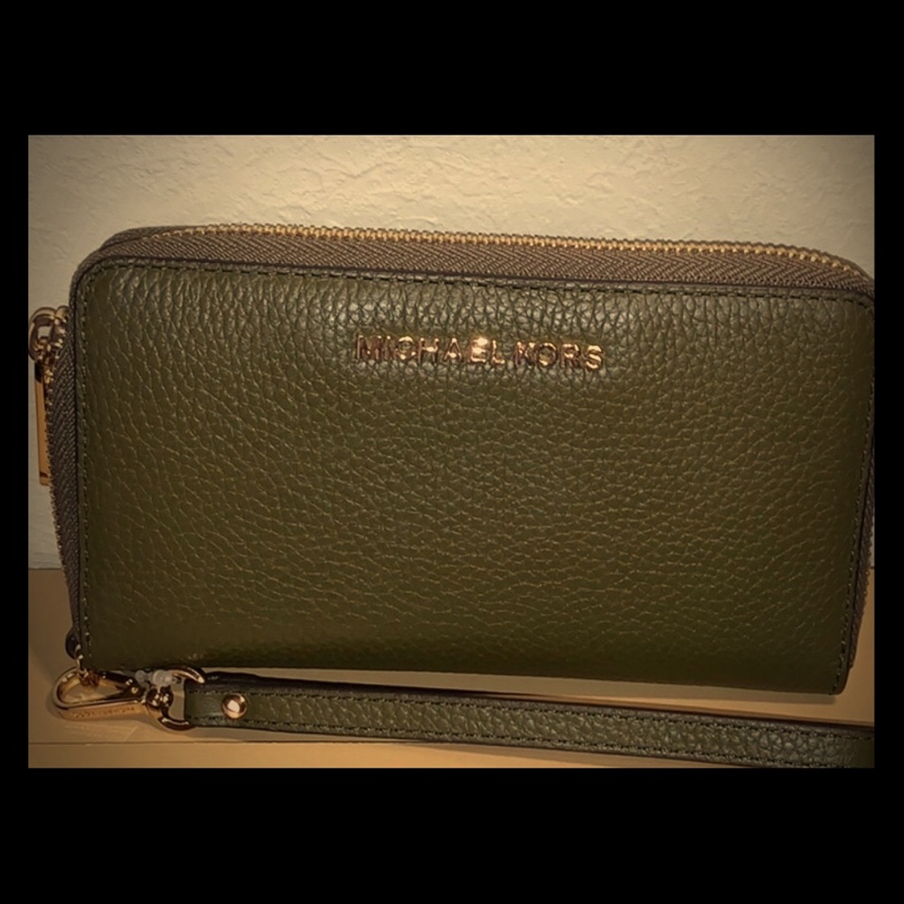 Michael Kors Jet Set Travel Wallet/ Phone Case NWT